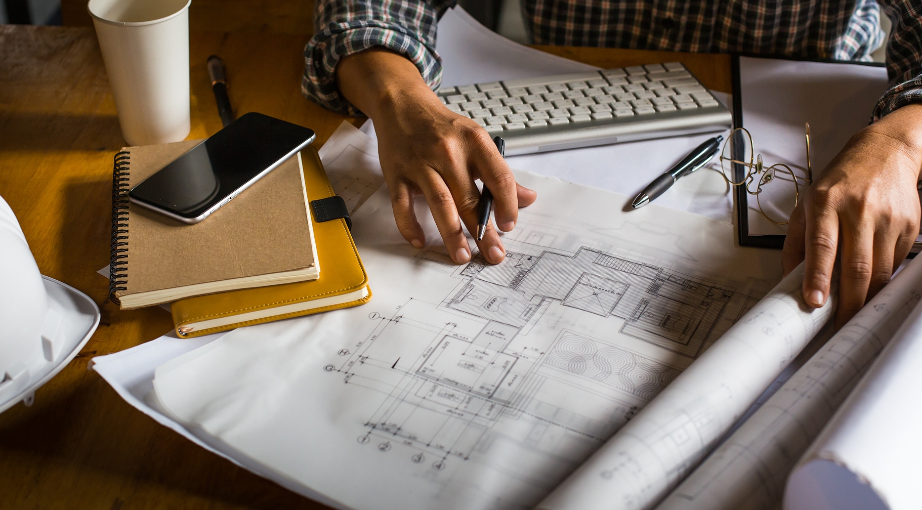 Arquitecto revisando planos de proyecto